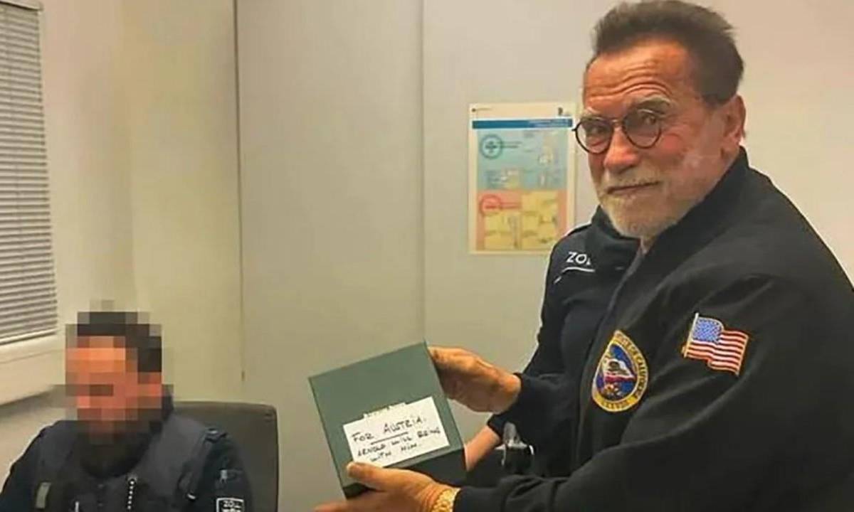 Schwarzenegger siendo detenido en el Aeropuerto de Múnich, Alemania.
