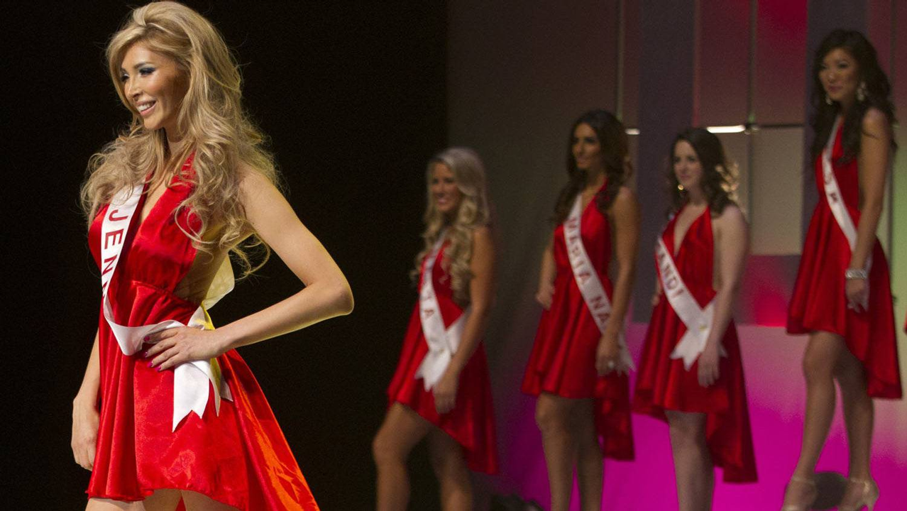 <b>Jenna Talackova denuncia discriminación transfóbica en el certamen</b>En 2012, Jenna Talackova se destacó como representante de Canadá en un concurso de belleza. A pesar de llegar a ser una de las 12 finalistas, surgió un escándalo cuando fue descalificada debido a su condición de mujer transgénero. Determinada, Talackova protestó y respaldó su causa con argumentos legales contra la organización, en ese momento propiedad del magnate Donald Trump. Como resultado de su valentía y persistencia, logró que se le permitiera volver a participar en la competencia. Gracias a su influencia, años después, Ángela Ponce, la primera mujer transexual, tuvo la oportunidad de participar y ser elegida como la representante más destacada de la belleza española.