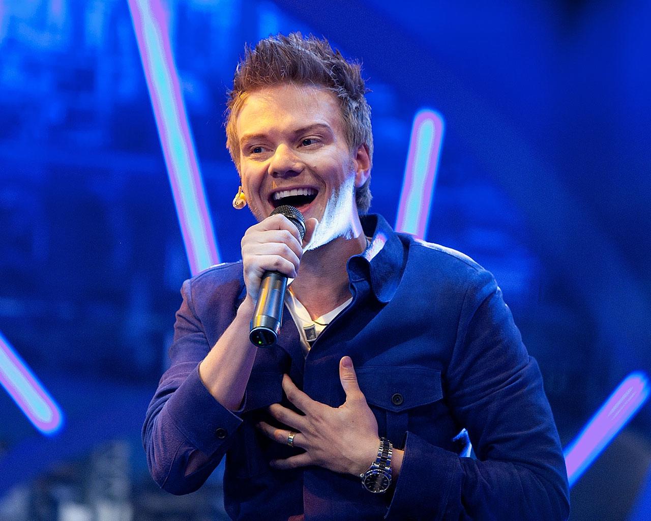 <b>Ai Se Eu Te Pego – Michel Teló</b>El cantante brasileño logró entre noviembre y diciembre del 2011 posicionarse como número uno en Brasil y España, posteriormente encabezaría las listas musicales de al menos 20 países de Europa y América Latina.