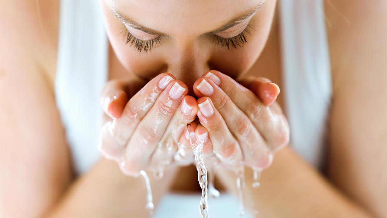 Lava el rostro.El siguiente paso es lavar el rostro con agua tibia, esto sirve para quitar todos los sobrantes que dejaron las wipes y para tener seguridad de que tu cara esté totalmente limpia.