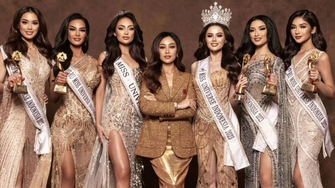 <b>Denuncias en Miss Indonesia</b>Siete finalistas de Miss Universo Indonesia presentaron una denuncia por acoso sexual contra los organizadores del certamen, según informó la abogada de las mujeres. El certamen, celebrado en Yakarta del 29 de julio al 3 de agosto, requirió a las 30 finalistas que se sometieran a un examen físico que implicaba desvestirse antes de la ceremonia de coronación. Esta situación ha generado indignación y ha resaltado la importancia de promover un ambiente seguro y respetuoso en los concursos de belleza. Las denunciantes buscan justicia y esperan que este incidente conduzca a cambios significativos en la industria.