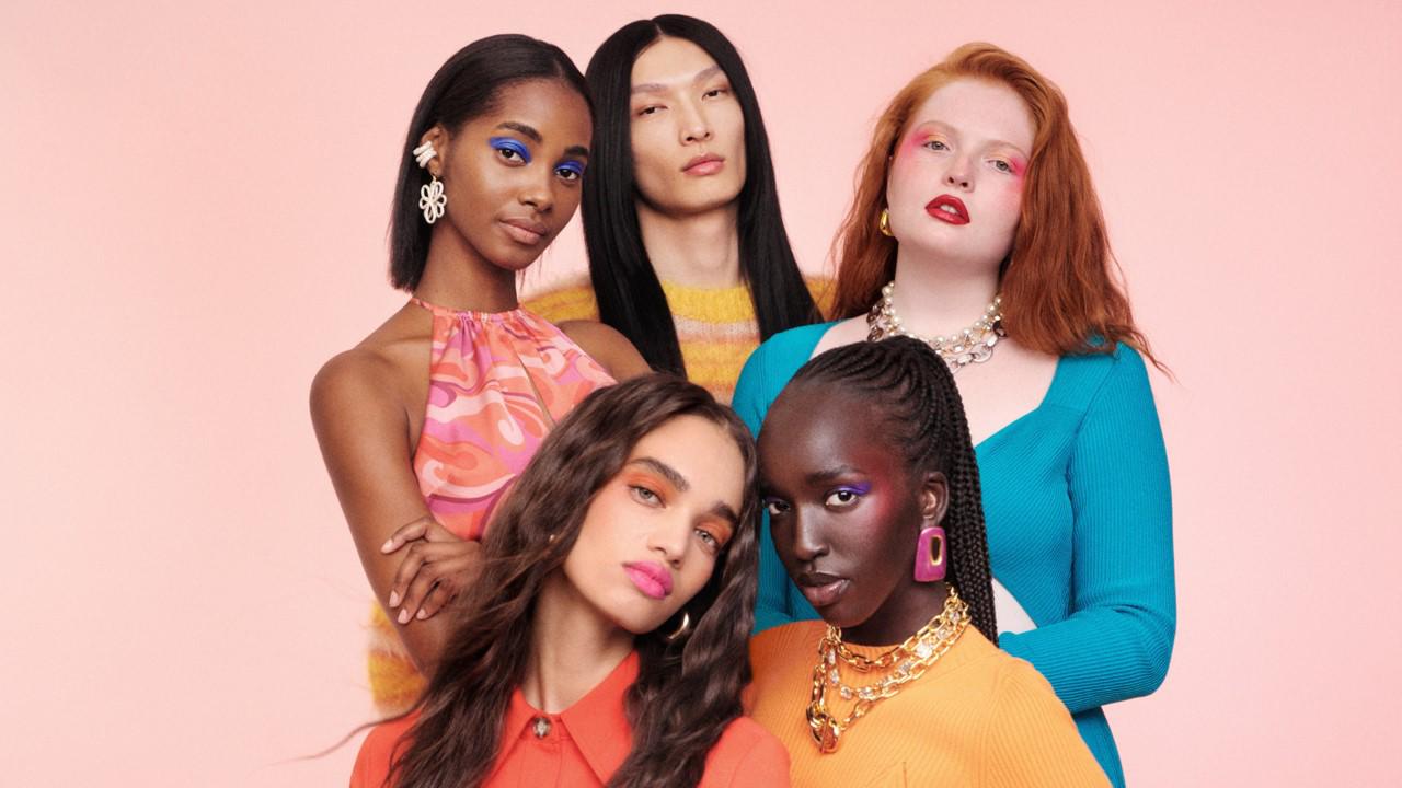 ¿Listas para deslumbrar con las últimas tendencias de belleza en el 2024? Este año, las plataformas como Google, TikTok e Instagram nos dan pistas sobre lo que será un rotundo éxito en peluquería, maquillaje y manicura. Gracias al análisis anual de Beauty Pie, que compara las interacciones en publicaciones de tendencias en los últimos seis meses con datos del mismo periodo del año anterior, podemos identificar las que están ganando terreno en popularidad e interés.