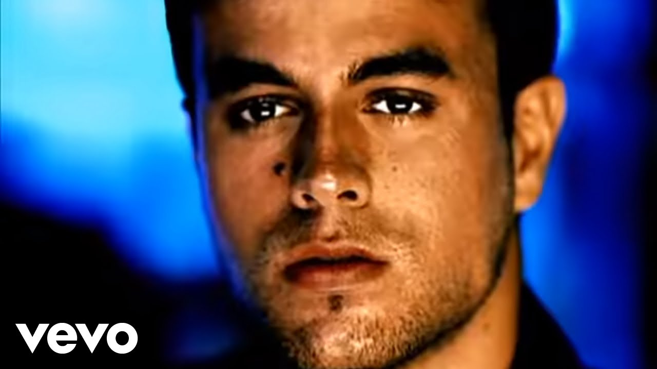 <b>BAILAMOS</b>En 1999, Enrique Iglesias lanzó “Bailamos”, su primera canción en inglés tras tres discos en español. Aunque se sentía fuera de su zona de confort, esta elección fortaleció su carrera y se convirtió en un momento transformador. Iglesias predijo que la influencia latina en la música perduraría, y el éxito global del español en 2023 lo respalda.