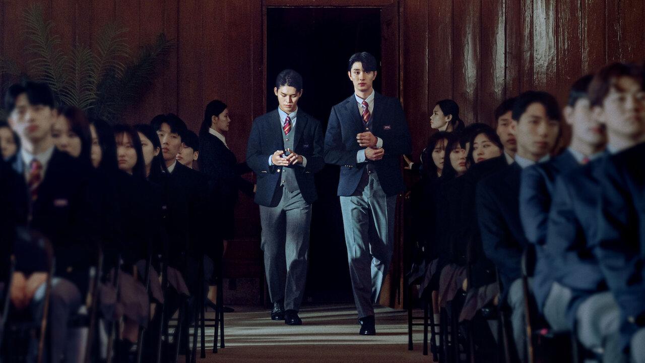 El tráiler anticipa el oscuro escándalo y la agitación social que se desatará en los pasillos de Jooshin tras la llegada de Kang Ha a la renombrada escuela secundaria. “Maté a alguien”, resuena la escalofriante declaración al inicio del avance. A medida que la noticia de la muerte de un estudiante se difunde, la tensión aumenta y los secretos comienzan a emerger poco a poco.