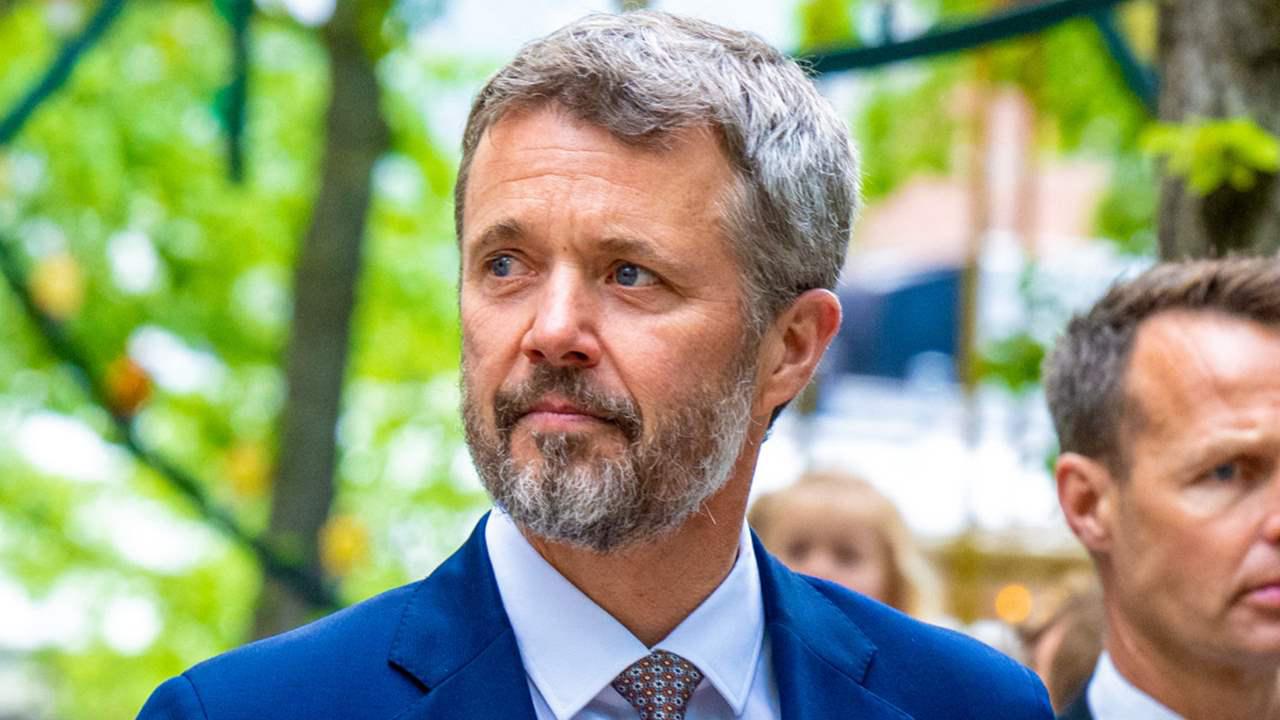 Federico de Dinamarca. La casa real danesa recibe alrededor de 12 millones de dólares anuales como parte de la asignación de la Lista Civil. De ahí, 3 millones se destinan al príncipe heredero Federico, quien por ley debe dar 10% de esta cantidad a Mary, su esposa. En comparación, su hermano menor, Joaquín, solo recibe 535 mil dólares al año.