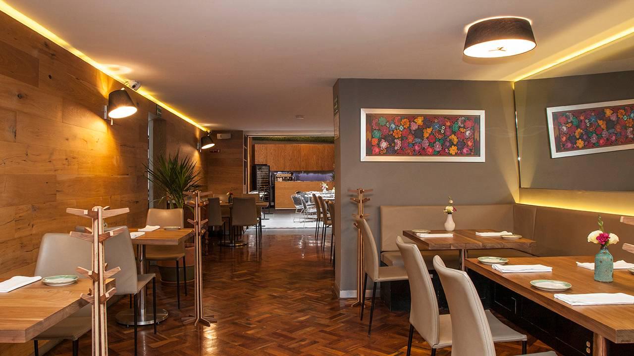 7. Quintonil es un destacado restaurante que se encuentra en la Ciudad de México, México, que ha ganado reconocimiento internacional por su enfoque innovador en la cocina mexicana contemporánea. Dirigido por el chef Jorge Vallejo, el restaurante se destaca por su compromiso con los ingredientes locales y de temporada, así como por su creatividad en la presentación de platos. Quintonil ofrece una experiencia gastronómica única que resalta la diversidad y la riqueza de la cocina mexicana, convirtiéndose en uno de los destinos culinarios más destacados de la Ciudad de México.
