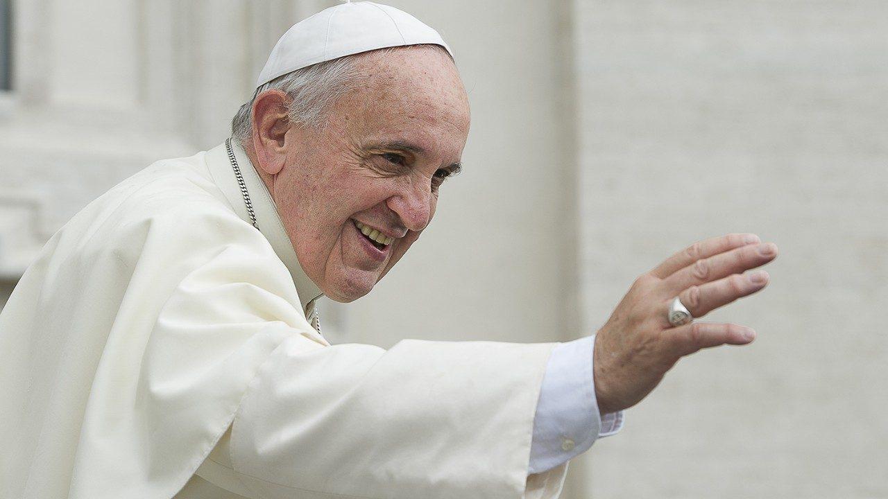 El Papa Francisco, actualmente hospitalizado en el Policlínico Agostino Gemelli de Roma debido a una neumonía bilateral y una insuficiencia renal leve, ha mostrado signos de mejoría, manteniéndose alerta y de buen humor. Su pronóstico sigue siendo reservado, mientras continúa recibiendo oxígeno y tratamiento especializado. En este contexto, surgen especulaciones sobre posibles sucesores. Aunque no hay candidatos oficiales, varios cardenales se perfilan como posibles sucesores por su influencia y liderazgo dentro de la Iglesia. A continuación, exploramos a los principales nombres en las especulaciones sobre el futuro papado.