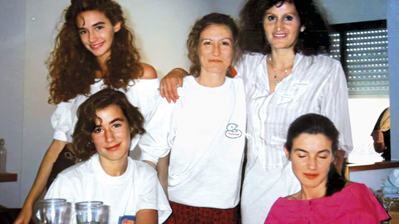 Letizia nace un 15 de septiembre de 1972 en Oviedo, Asturias (España), en el seno de una familia de clase media, su padre Jesús Ortiz quien se dedicaba a ejercer el periodismo, y su madre Paloma Rocasolano, quien era enfermera.