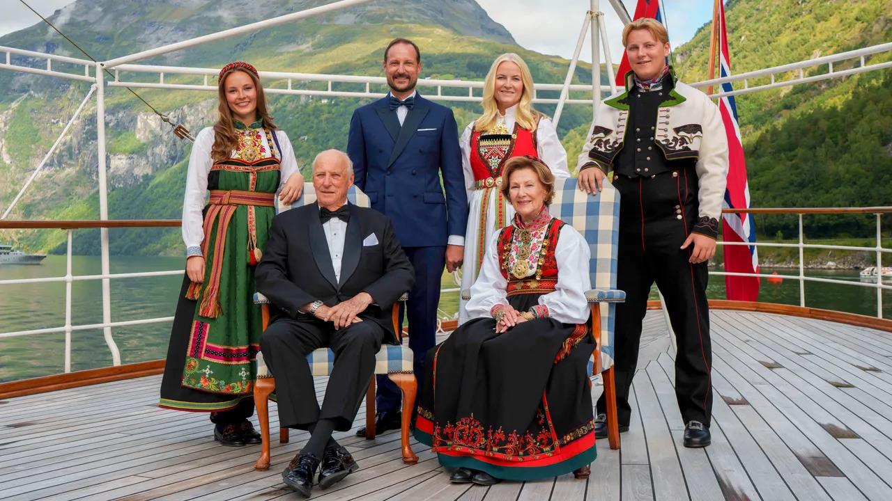 El rey Harald, de 87 años, asistió a la boda de su hija junto con la reina Sonia y otros miembros de la casa real noruega. La princesa Victoria y su esposo, el príncipe Daniel, representaron a la casa real sueca junto con su hermano, el príncipe Carlos Felipe, y su esposa, la princesa Sofía. Ningún otro miembro de la realeza europea asistió a la boda.