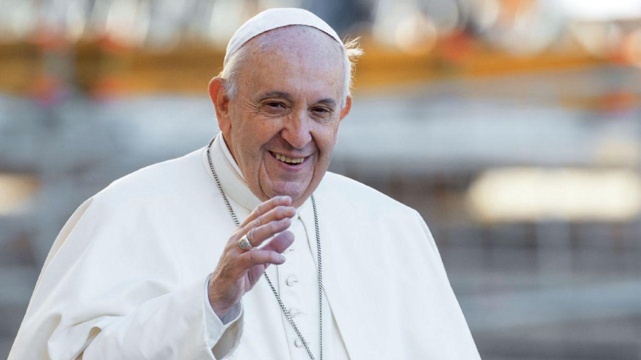 En el ámbito económico, Francisco implementó reformas para aumentar la transparencia financiera en el Vaticano. Una de sus primeras acciones fue el cierre de 5.000 cuentas irregulares en el banco vaticano y la creación de la Secretaría para la Economía en 2014. Estas medidas buscaron garantizar una gestión más ética y eficiente de los recursos de la Iglesia.