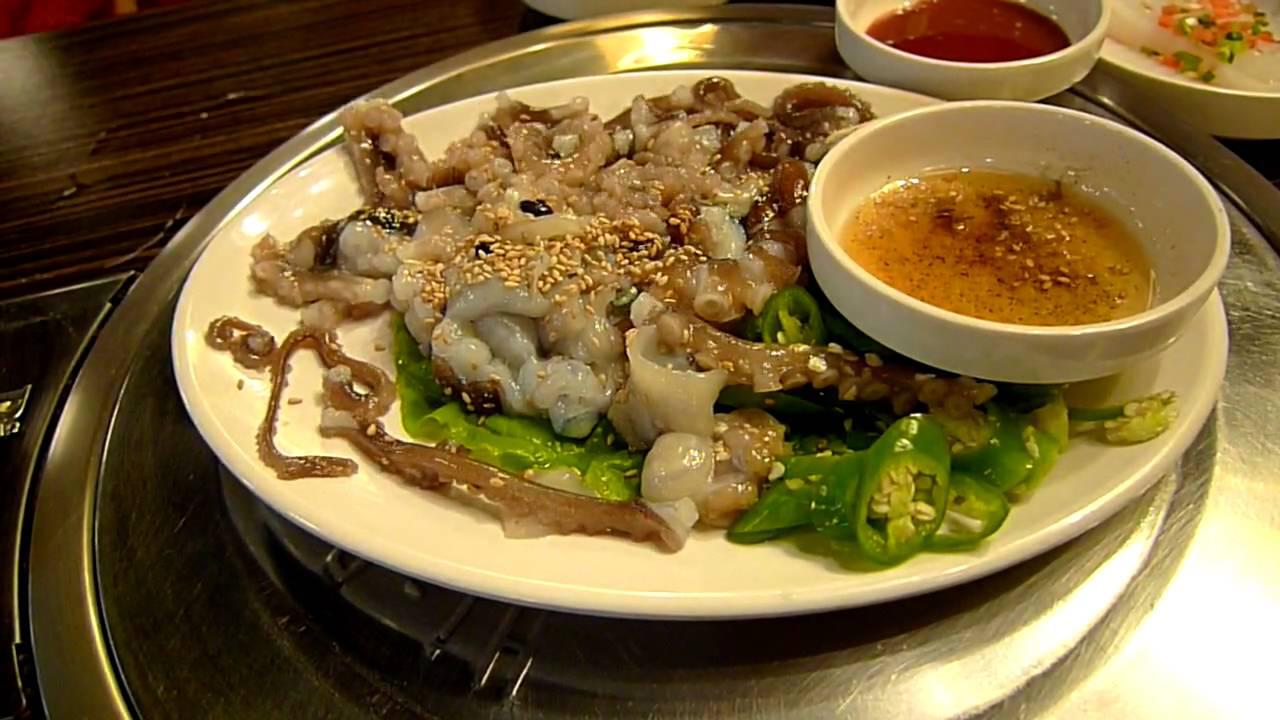 El sannakji es un plato de Corea del Sur compuesto por pulpo bebé crudo cortado, su sabor es salado, pegajoso y masticable. Lo extraño de esta comida es el hecho de que los tentáculos están recién cortados entonces todavía se encuentran moviéndose en el plato. 