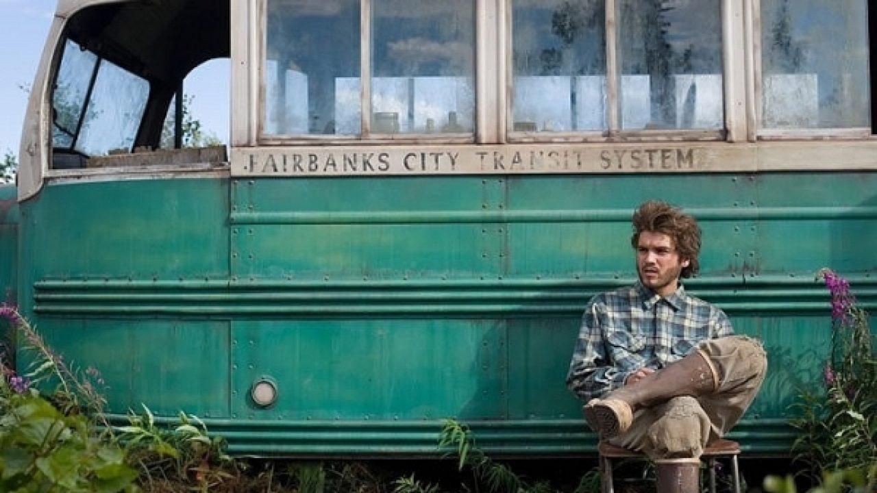 <b>Hacia rutas salvajes (2007)</b>“Into the Wild” narra la vida de Christopher McCandless, un aventurero que cruzó Norteamérica hasta Alaska. Acampó en un autobús abandonado donde falleció. Su historia inspiró a muchos, pero la peregrinación al autobús resultó peligrosa, con pérdidas de vidas. Para evitar más incidentes, el vehículo ahora está en un museo de la Universidad de Alaska Fairbanks. Descubre “Hacia rutas salvajes” en Prime Video.