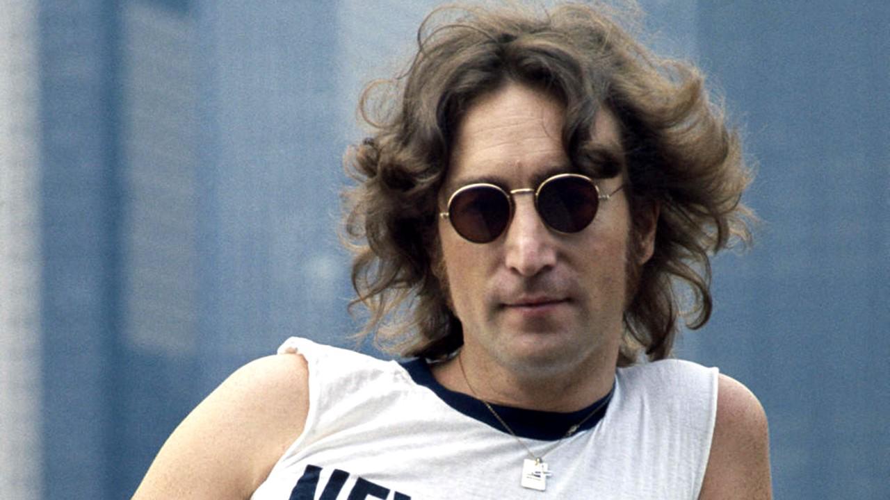 The Beatles, la banda británica que revolucionó en los 60, es considerada como una de las agrupaciones más importantes de la historia de la música. En 1970 se separaron y su vocalista, John Lennon, comenzó su carrera como solista, alcanzando el éxito con su álbum Imagine. Es considerado como uno de los artistas más influyentes del siglo XX.