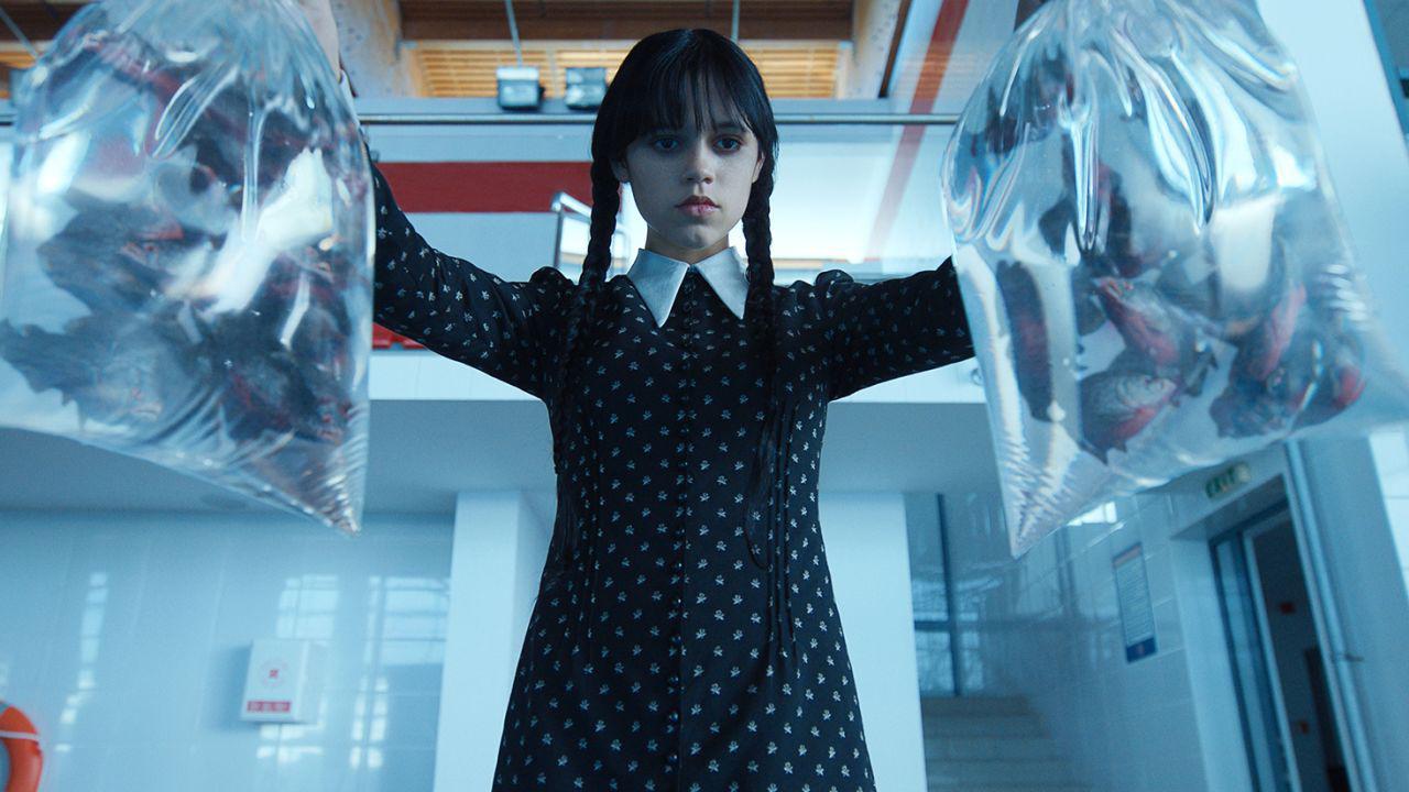 #6 WEDNESDAY. Aunque ya hace un año Netflix estrenó la serie basada en la Familia Addams, Wednesday sigue siendo uno de los personajes más populares cuando se trata de disfraces. Fijate además en su actitud y haz un perfecto copycat.