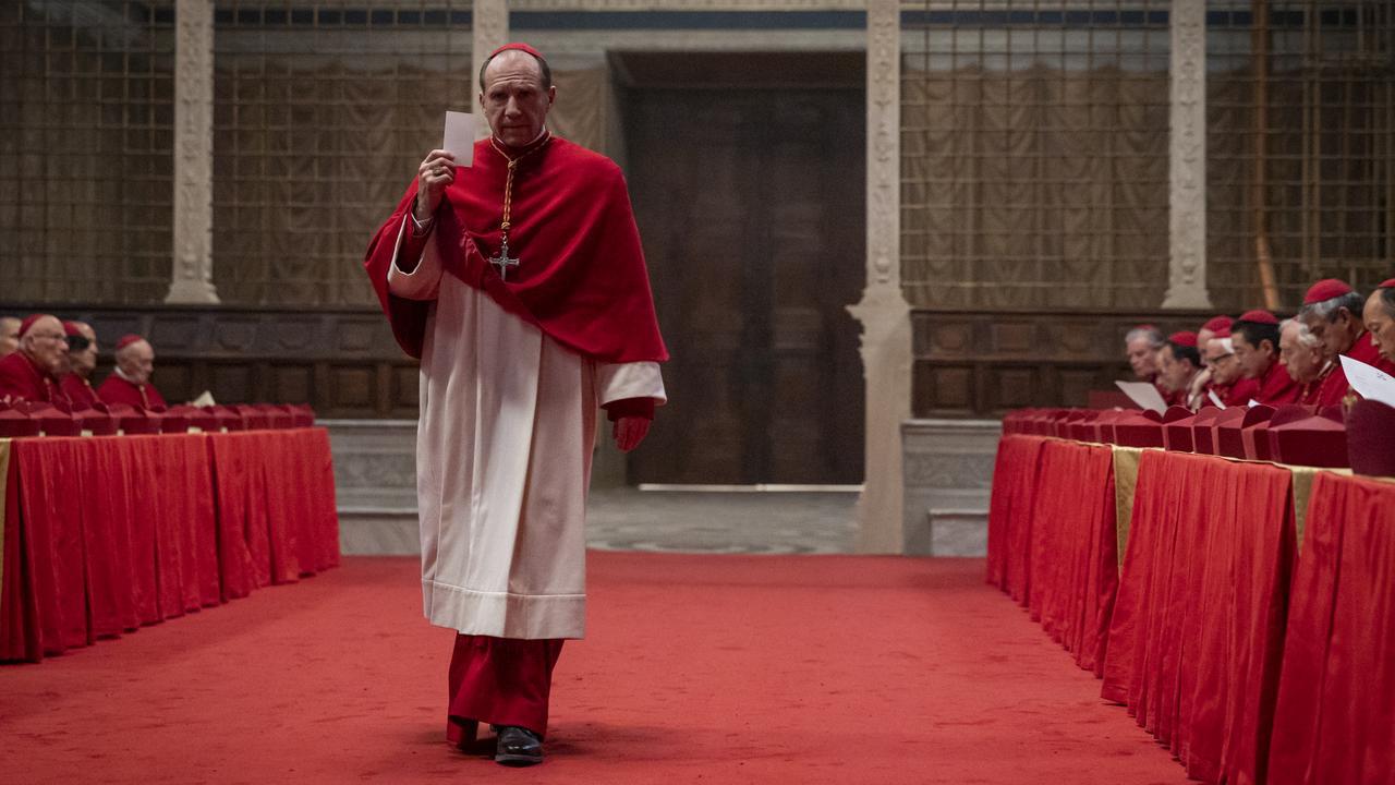 Los diseñadores de vestuario visitaron sastrerías tradicionales en Roma para replicar con precisión las vestimentas cardenalicias, optando por tonos históricos que enriquecen la estética visual de la película.