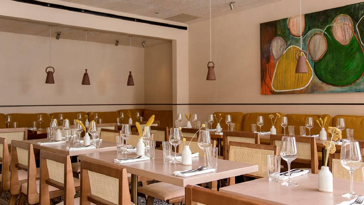 42. Ikoyi es un destacado restaurante ubicado en Londres, Reino Unido, conocido por su innovadora y audaz interpretación de sabores de África Occidental. Fundado por el chef Jeremy Chan y su socio Iré Hassan-Odukale, Ikoyi ha ganado una sólida reputación por su creatividad culinaria y su enfoque en ingredientes de alta calidad.