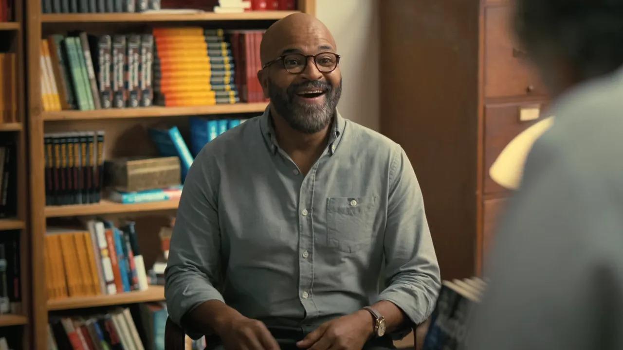 El verdadero corazón de “American Fiction” reside en el retrato familiar que se va desplegando como telón de fondo de su drama académico. 