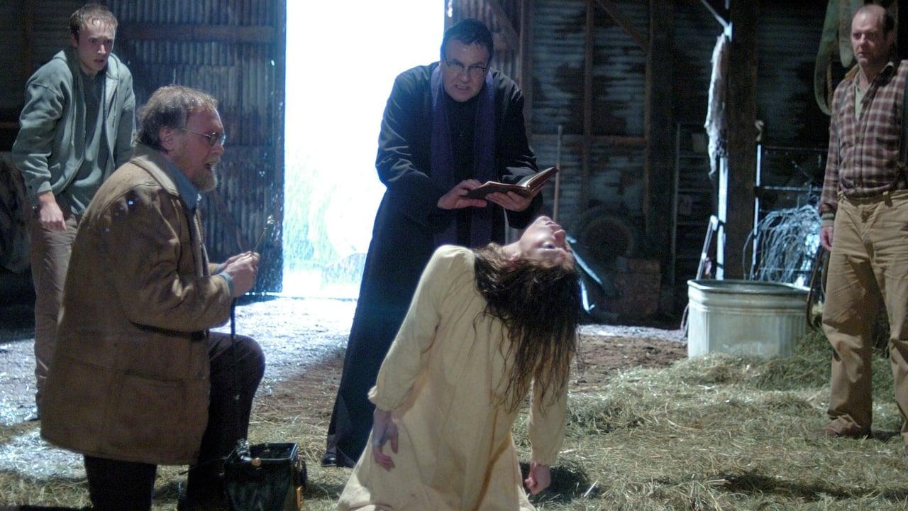 THE EXORCISM OF EMILY ROSE (2005) La escalofriante y estremecedora historia de una joven devota poseída por seis demonios hizo saltar de sus asientos a los amantes del género, y lo sigue haciendo. Jennifer Carpenter es Emily Rose, una joven que deja la seguridad de su hogar en un medio rural para ir a la universidad. Una noche, sola en su dormitorio, sufre la primera alucinación y pierde el conocimiento. De ahí en adelante comienza a experimentar alucinaciones más frecuentes e intensas. Emily, católica devota, decide recurrir a un sacerdote y someterse a un exorcismo que desafortunadamente le cuesta la vida. 