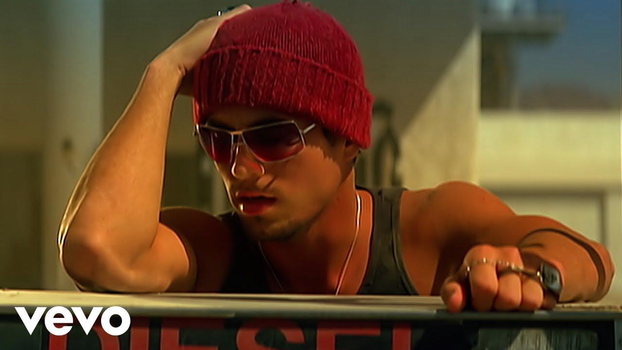 <b>HERO</b>Después de “Bailamos”, Enrique Iglesias confesó sentirse “estereotipado”. Deseaba demostrar su habilidad para componer baladas en inglés, al igual que sus éxitos en español. Convenció a su disquera de grabar “Hero”, a pesar de no ser un tema “up-tempo”. Aunque nostálgica, la canción tiene un significado especial para él. El video musical, protagonizado por Jennifer Love Hewitt, se ha convertido en un éxito emblemático en sus conciertos, tocando innumerables corazoneS.