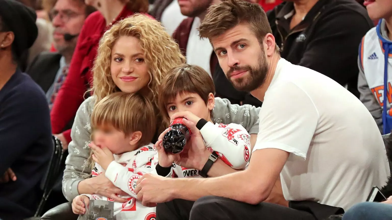 <i><b>Gerard Piqué</b></i>Se conocieron durante la filmación de “Waka Waka” en 2010. Su romance estuvo rodeado de rumores y, después de que se emitiera un comunicado de prensa confirmando la ruptura entre Antonio de la Rúa y la colombiana, los paparazzi empezaron a captar fotografías de ellos juntos. En 2022 comenzaron a surgir rumores de infidelidad, por lo que la pareja terminó separándose en junio de ese año.