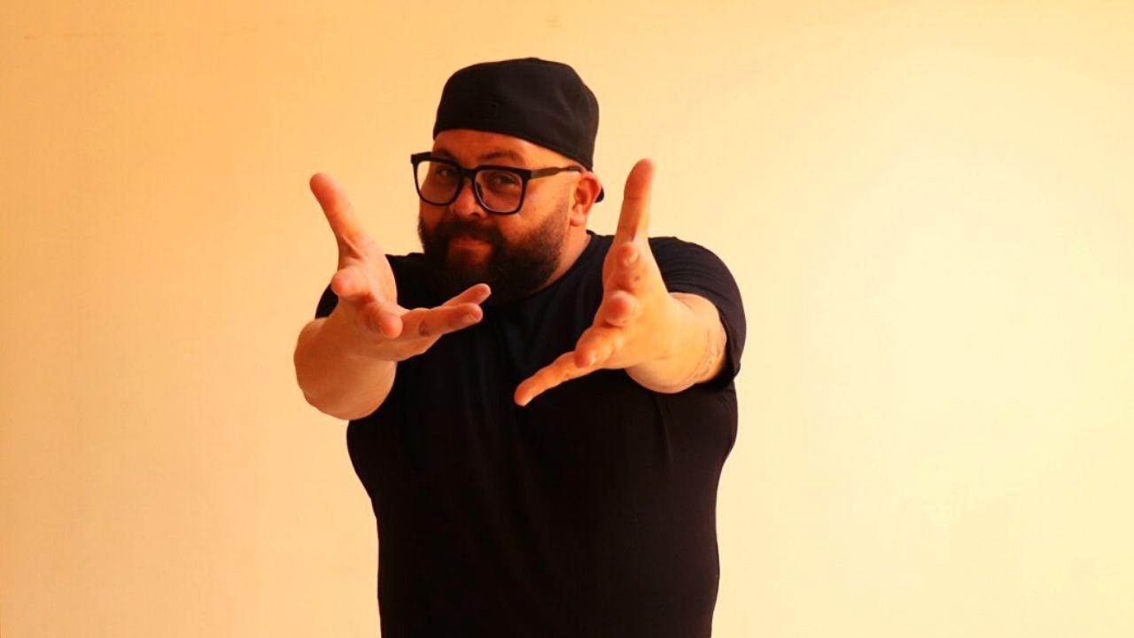 Antes de la tan esperada presentación de LuisMi a las 9:00 p.m., el escenario cobrará vida con la apertura a cargo de DJ Binbo. ¡La fiesta comienza antes del gran espectáculo!