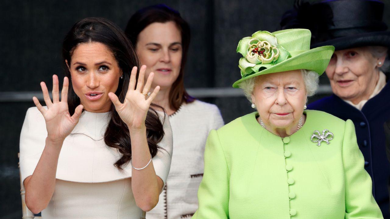 La reina Isabel II fue el primer miembro que conoció Meghan Markle. En el documental la actriz explica que ignoraba por completo los protocolos de la realeza y que no sabía cómo hacer una reverencia. 