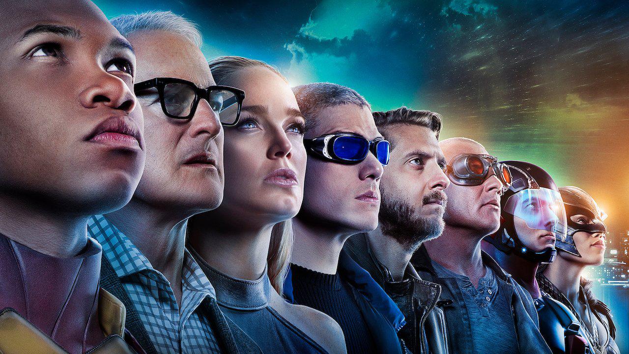 DC’S legends of tomorrow. Un poderoso mal acecha a la tierra y un viajero del tiempo reúne a héroes y villanos para salvaguardar el planeta.