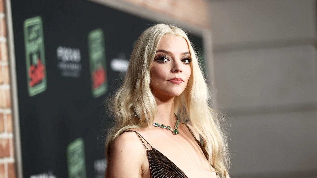 <b>Anya Taylor-Joy</b> ha cautivado tanto a la crítica como al público con su destacada actuación en la aclamada serie “Gambito de Dama”, así como en películas memorables como “La Bruja” y “Fragmentado”. Reconocida como una de las actrices jóvenes más solicitadas en la industria, su versatilidad y talento se han evidenciado recientemente en producciones como “El Menú” y “Última Noche en el Soho”.