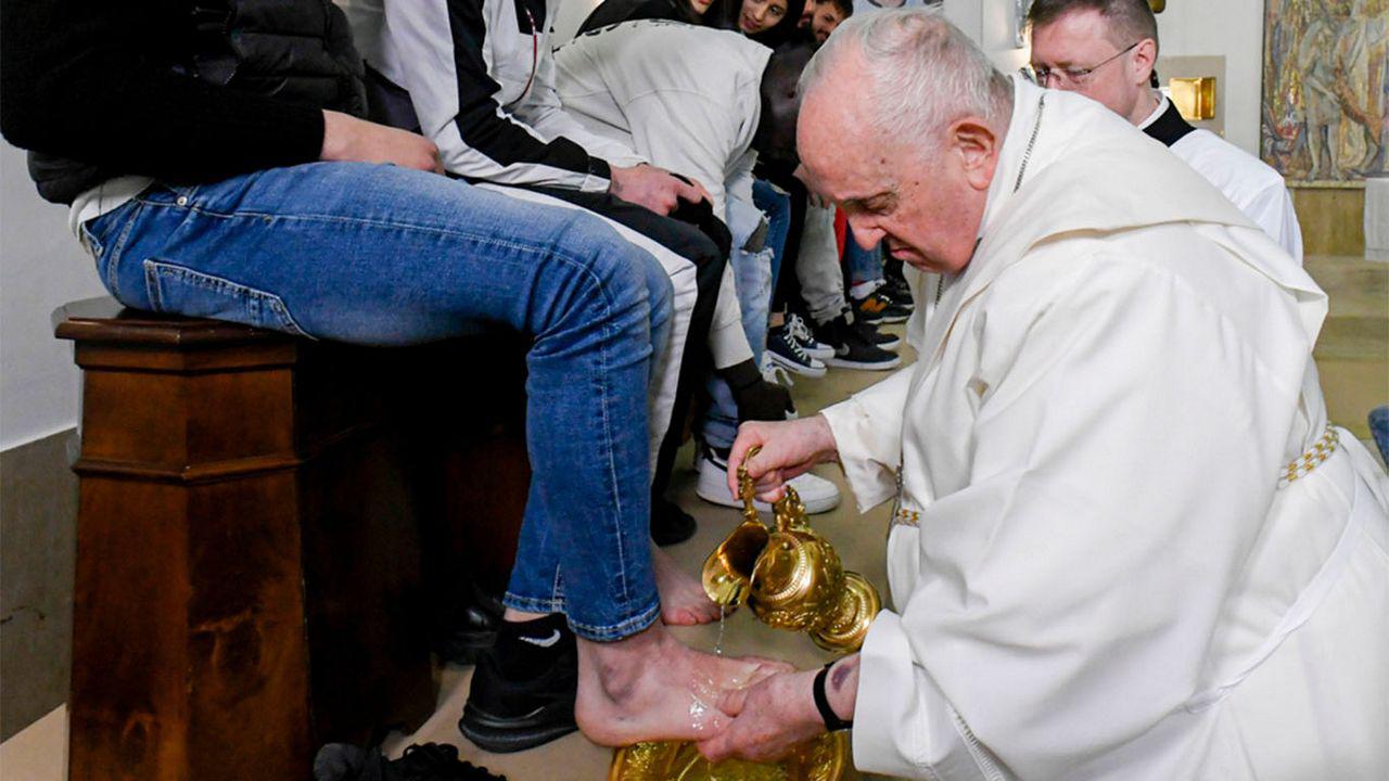 <b>Lavando los pies a presos, mujeres y migrantes. </b>Francisco convirtió el ritual del Jueves Santo en un acto de inclusión y humildad. Lavó los pies de personas privadas de libertad, mujeres musulmanas, refugiados y personas con discapacidad. “El que manda debe servir”, repetía.