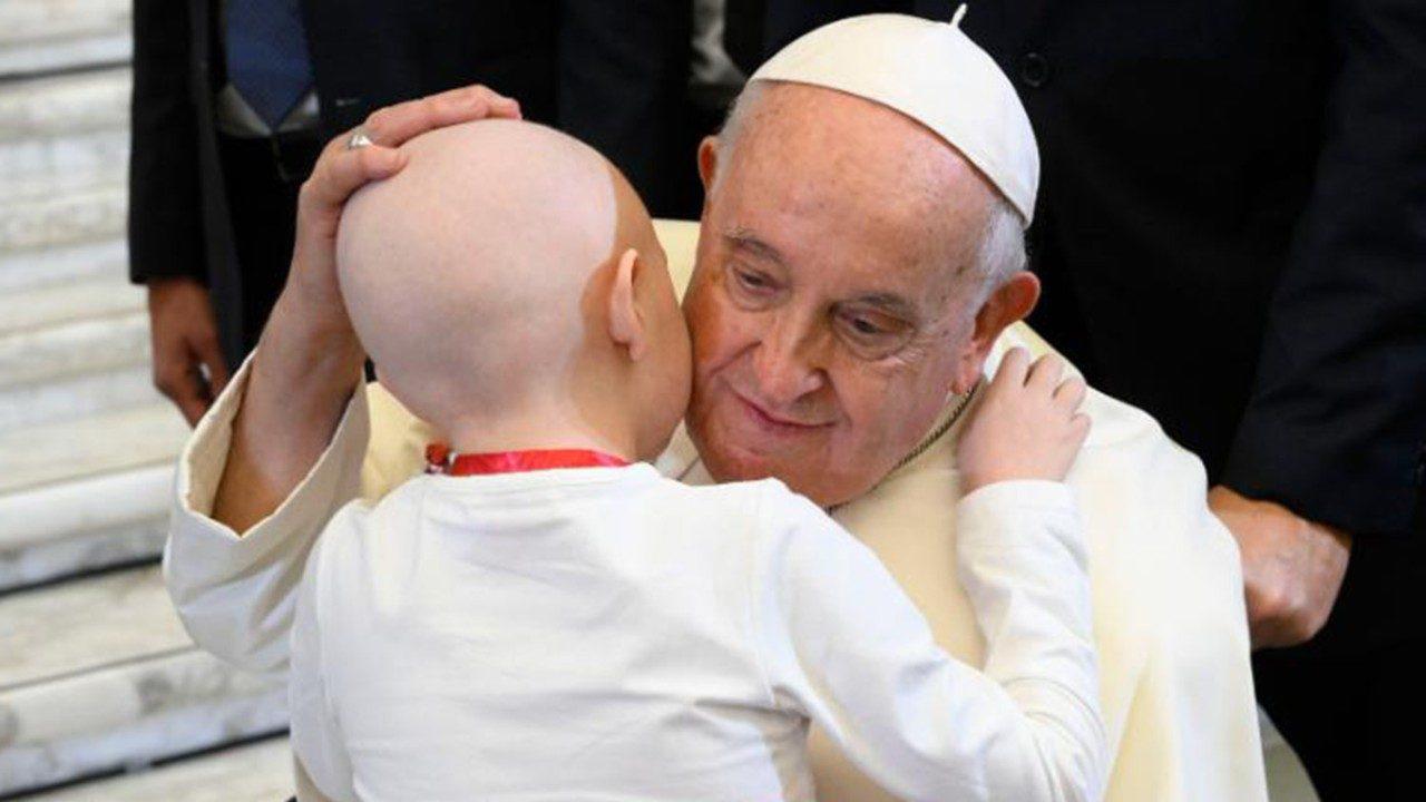 <b>Francisco abrazando a niños.</b> Son muchas las fotos de Francisco abrazando, levantando y dejándose abrazar por niños en sus recorridos. 