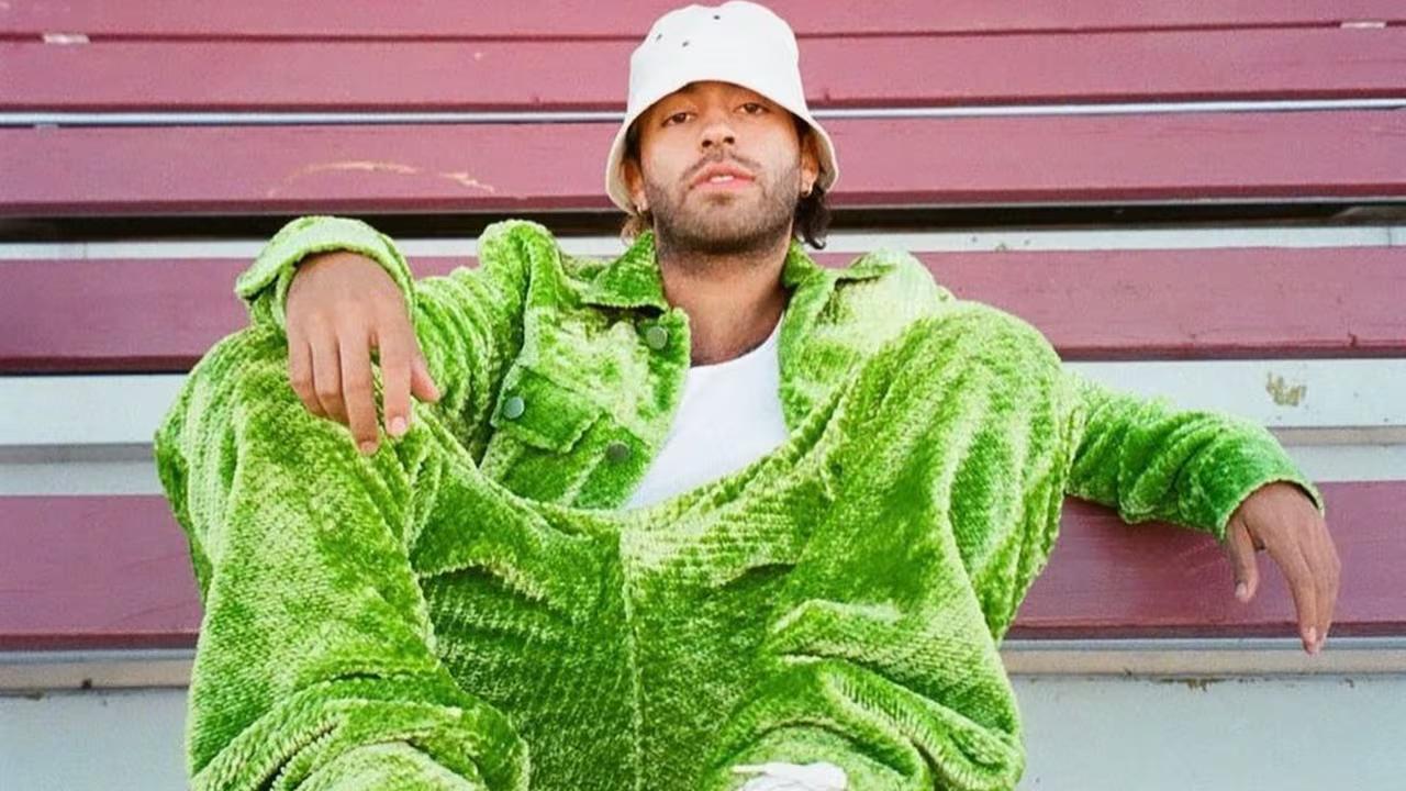 Feid, también conocido como Ferxxo, ha dejado una huella en la música urbana. El cantante nació en Medellín en 1992, su pasión por el canto y la composición lo llevaron a experimentar en la escena musical desde una edad temprana.