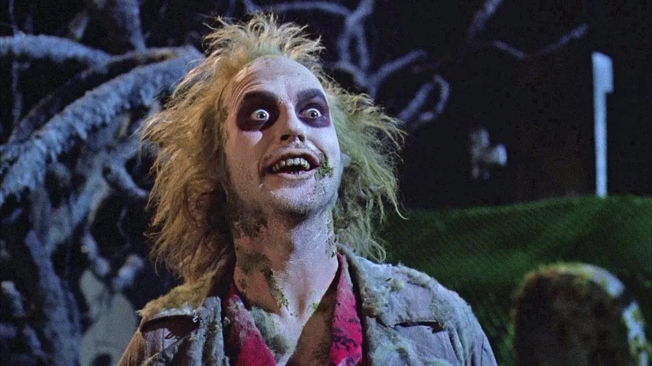 Beetlejuice es una de las películas más extrañas jamás realizadas, sobre un demonio rebelde llamado Betelgeuse que es contratado por una pareja recientemente fallecida para “exorcizar” a los vivos fuera de su hogar. La película presenta increíbles efectos, desde criaturas con cabezas reducidas y cuerpos en descomposición hasta gusanos de arena gigantes, todos los cuales logran un equilibrio perfecto entre lo caricaturesco y lo espeluznante.