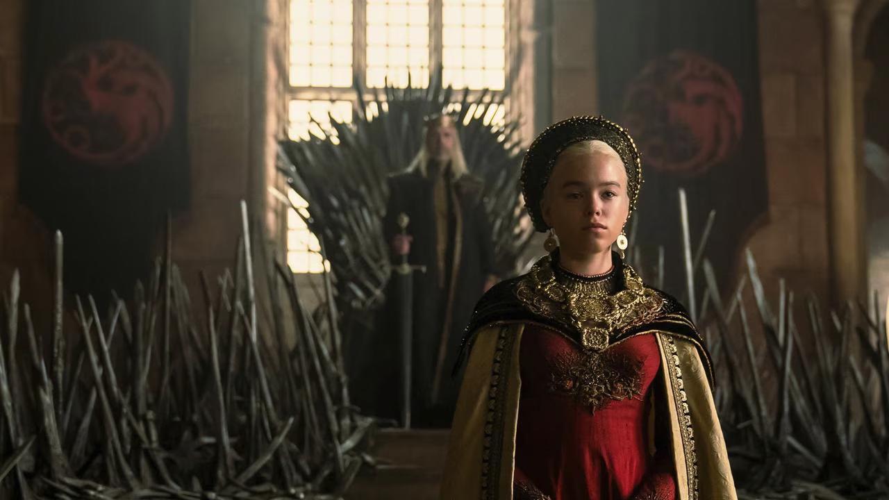 Es en 2021 que finalmente fue elegida para el papel en el spin-off para darle vida a una joven princesa Rhaenyra Targaryen, liderando principalmente en la primera temporada, estrenada en 2022.