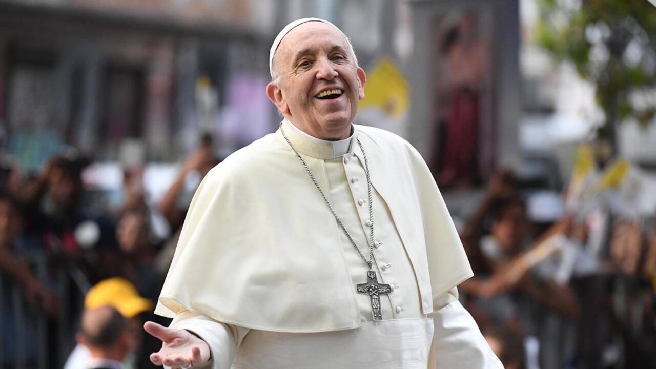 <b>Posición sobre el celibato sacerdotal</b>El Papa Francisco habló en varias ocasiones sobre la necesidad de debatir el celibato obligatorio de los sacerdotes, lo que provocó críticas tanto de conservadores como de sectores que apoyan una mayor flexibilización en este tema.