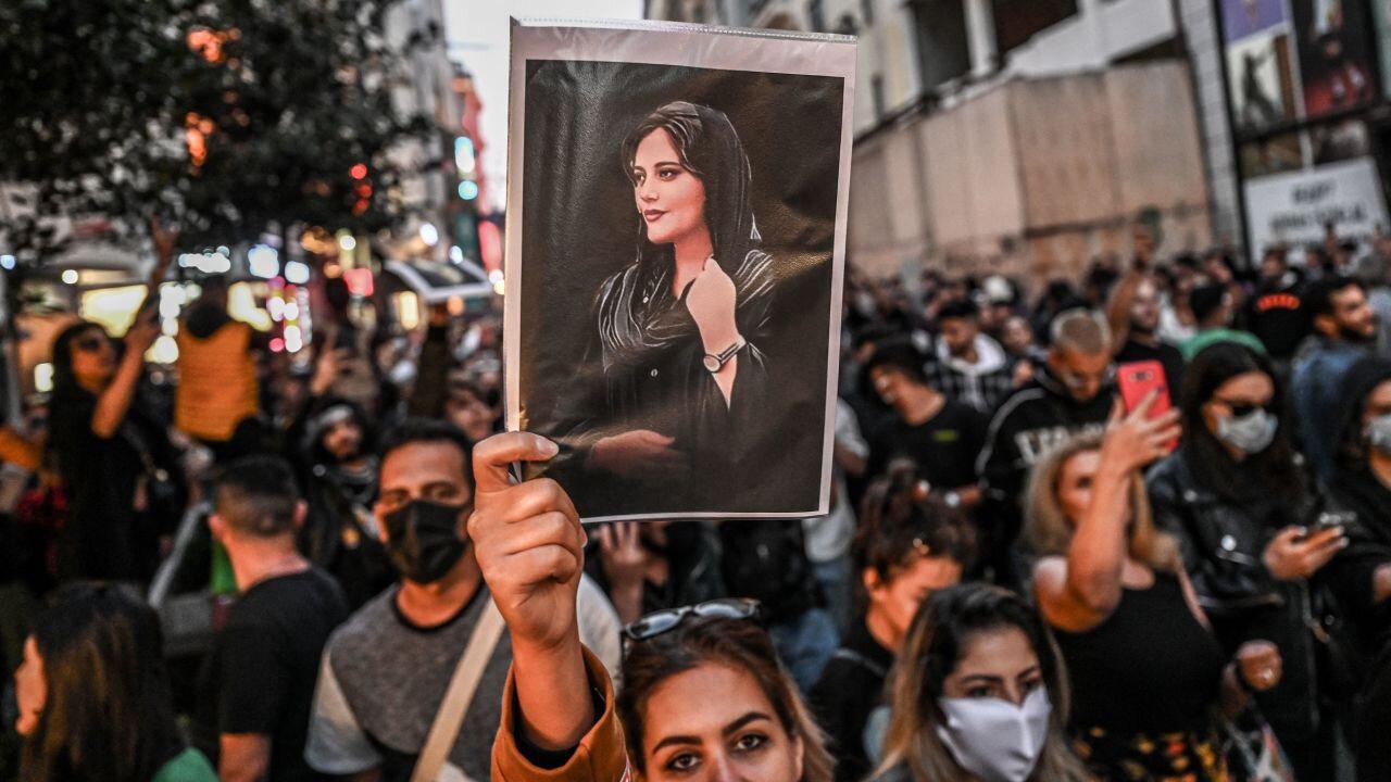 <b>#Mahsaamini, </b>un movimiento que despertó en Irán la furia y la rebelión de las mujeres tras la muerte de Mahsa Amini, una joven de 22 años que falleció durante su detención por no cumplir con las reglas del hiyab. “Mujer, vida, libertad”, es el lema principal de las iraníes que salieron a defender y a luchar por sus derechos civiles contra el régimen dictatorial de su país. 
