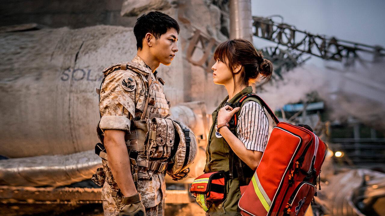 <b>Descendientes del sol</b>El capitán del ejército Yoo Shi Jin y la doctora Kang Mo Yeon se encuentran en tierras extranjeras debido a su trabajo. A pesar de sus diferentes profesiones y personalidades, su amor florece mientras trabajan juntos en una zona de desastre.
