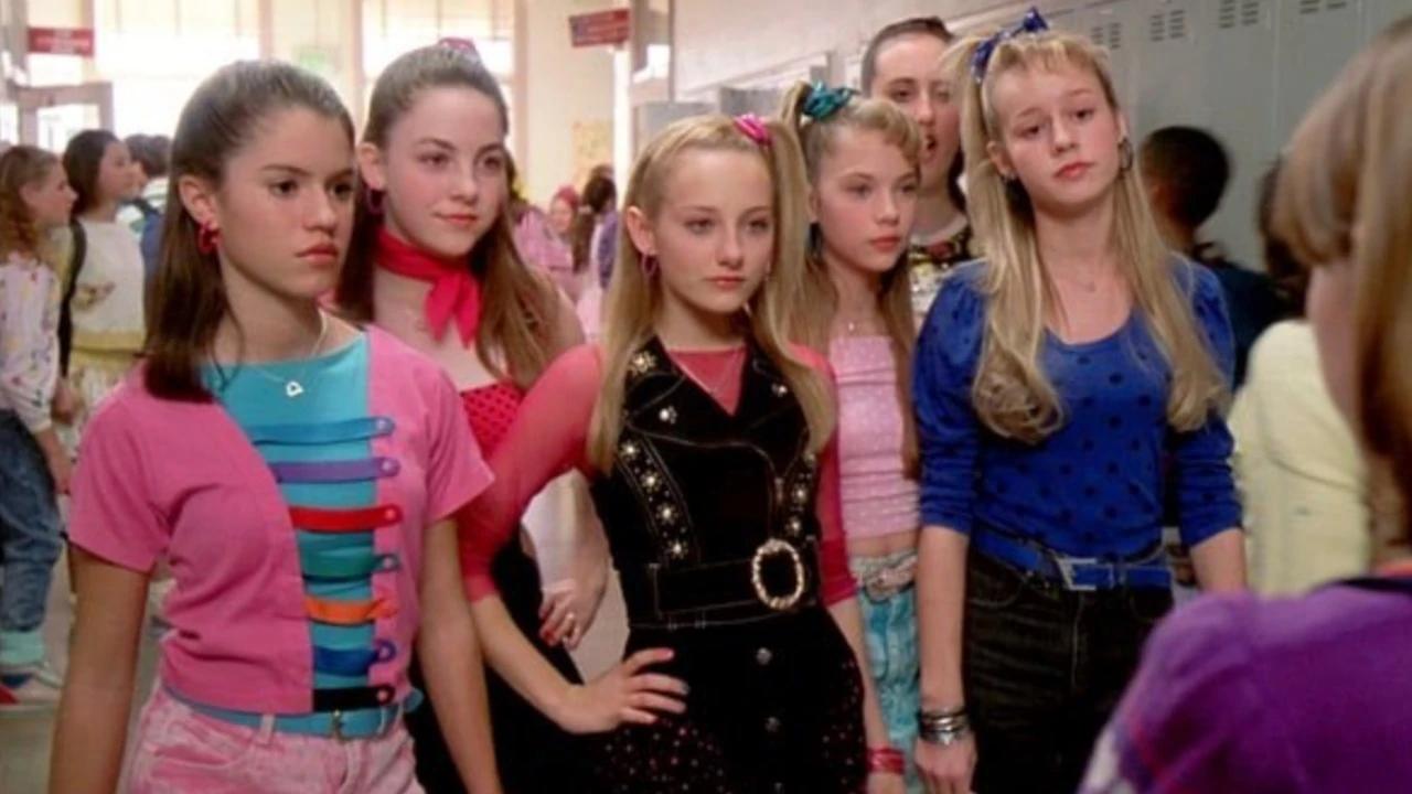 Ashley Benson y Brie Larson aparecieron en la película como parte del grupo de las seis.