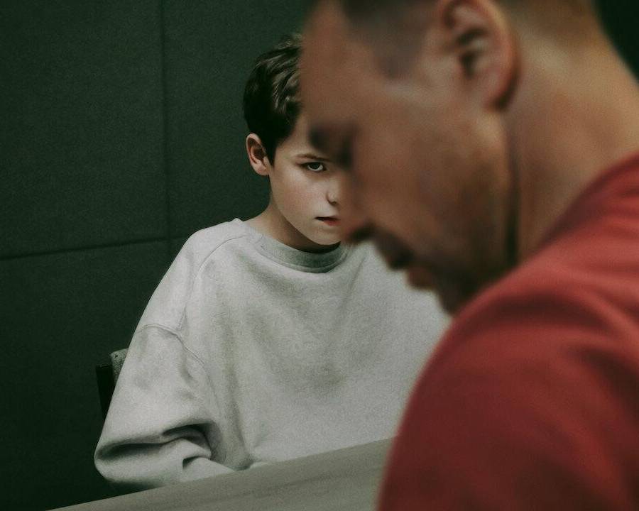 Desde su estreno en Netflix, “Adolescence” se ha convertido en una de las series más impactantes del año, generando conversaciones sobre su cruda representación de la juventud y los desafíos sociales que enfrenta. Con una narrativa intensa y un estilo visual innovador, esta producción ha capturado la atención del público y la crítica, abordando temas como la violencia juvenil, la cultura “incel” y la radicalización en línea. Aquí te contamos algunos datos curiosos sobre la serie que está dando de qué hablar.
