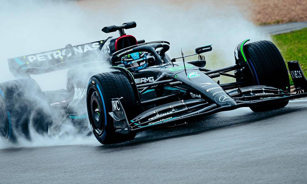 Lewis Hamilton corriendo en su auto de Fórmula 1.