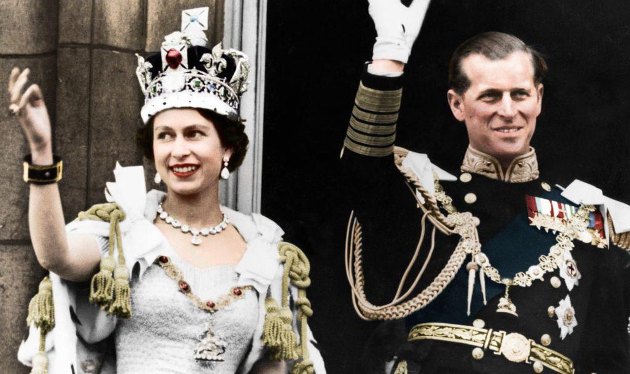 La corona está adornada con 2,868 diamantes, 17 zafiros, 11 esmeraldas, 269 perlas y 4 rubíes. Cabe mencionar que esta corona cuenta con las joyas más famosas de la colección real, como el rubí del Príncipe Negro, el zafiro Estuardo y el diamante Cullian II, y el zafiro de San Eduardo que sobresale por su posición en el centro de la cruz superior. 