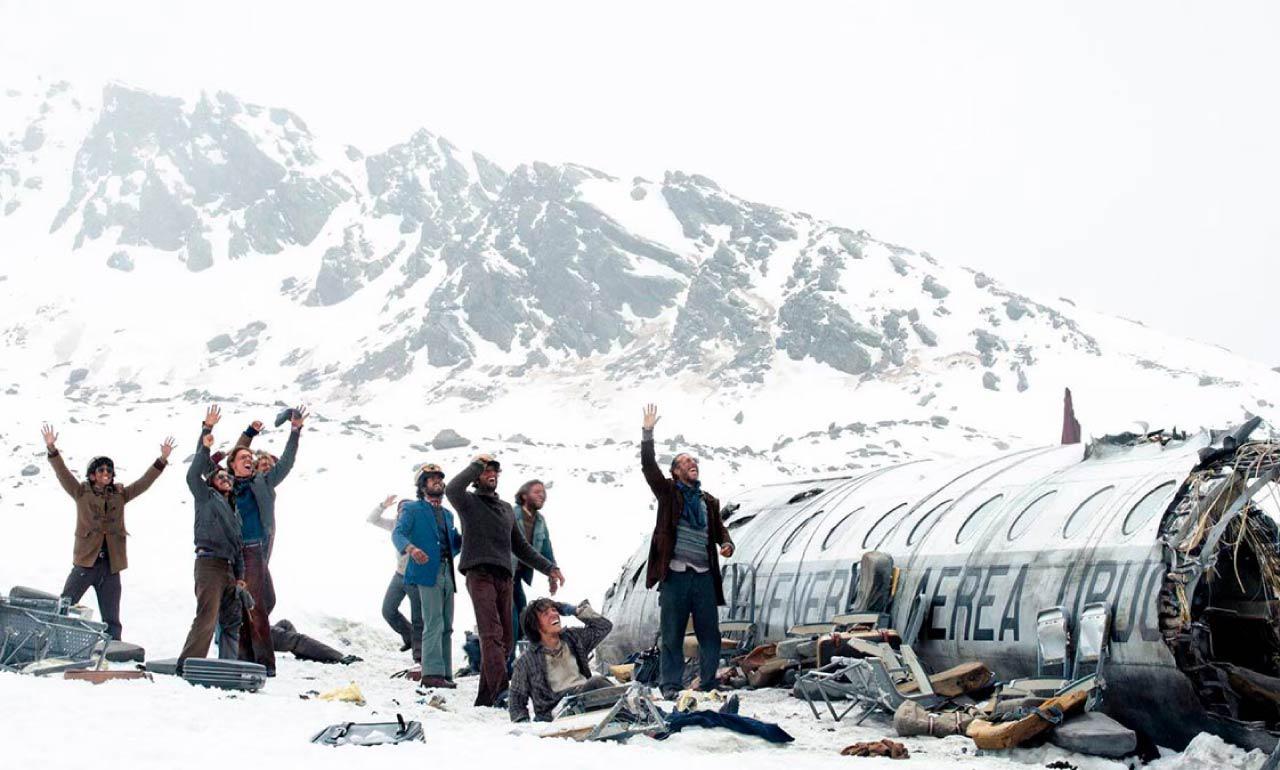 <b>La sociedad de la nieve - 4 de enero</b>En 1972, el vuelo 571 de la Fuerza Aérea Uruguaya, fletado para llevar a un equipo de rugby a Chile, se estrella en un glaciar en el corazón de los Andes. Solo 29 de sus 45 pasajeros sobreviven al accidente. Atrapados en uno de los entornos más inaccesibles y hostiles del planeta, se ven obligados a recurrir a medidas extremas para mantenerse con vida.