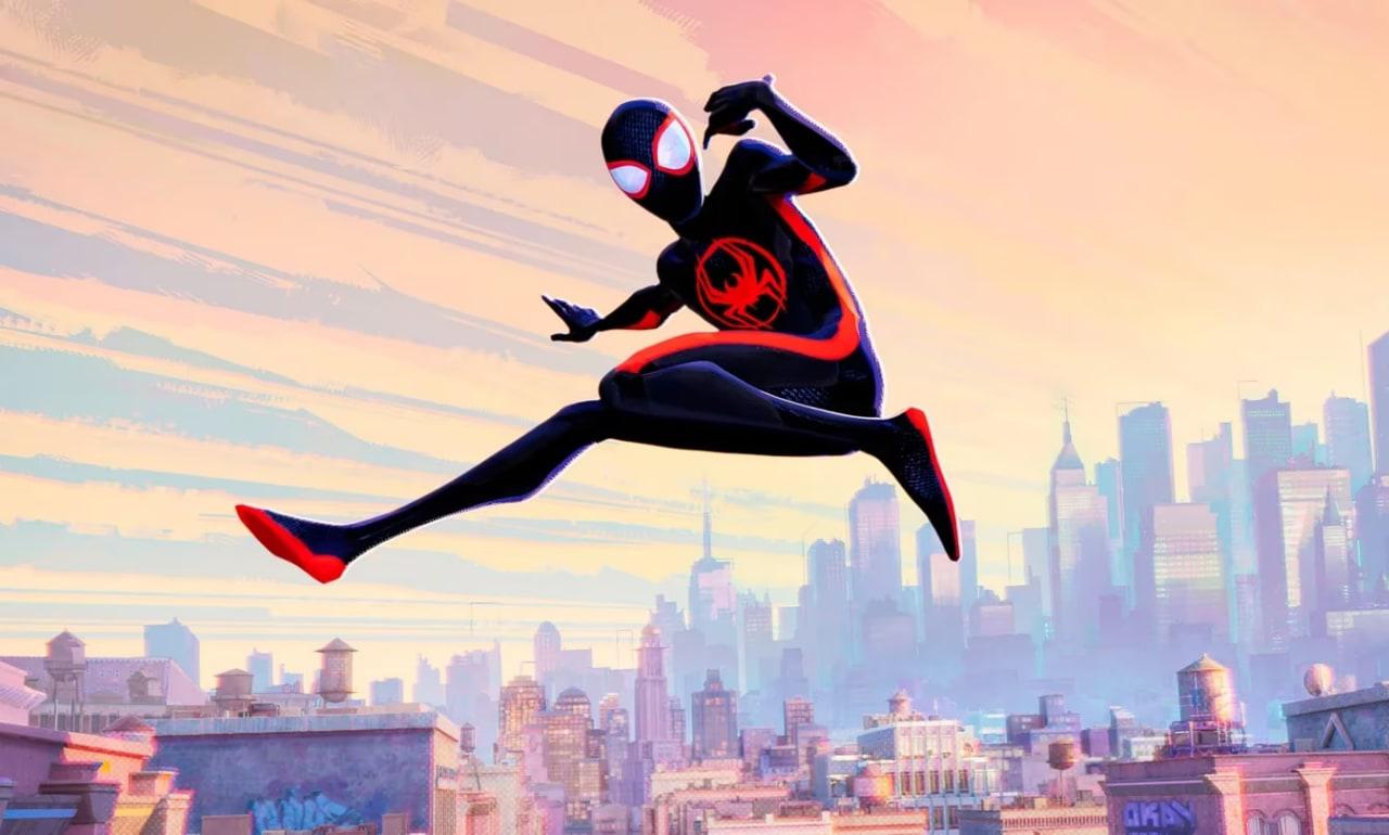  Miles Morales tiene los mismos poderes que los de Peter Parker, pero también tiene la capacidad de volverse invisible y ocasionar golpes de veneno.