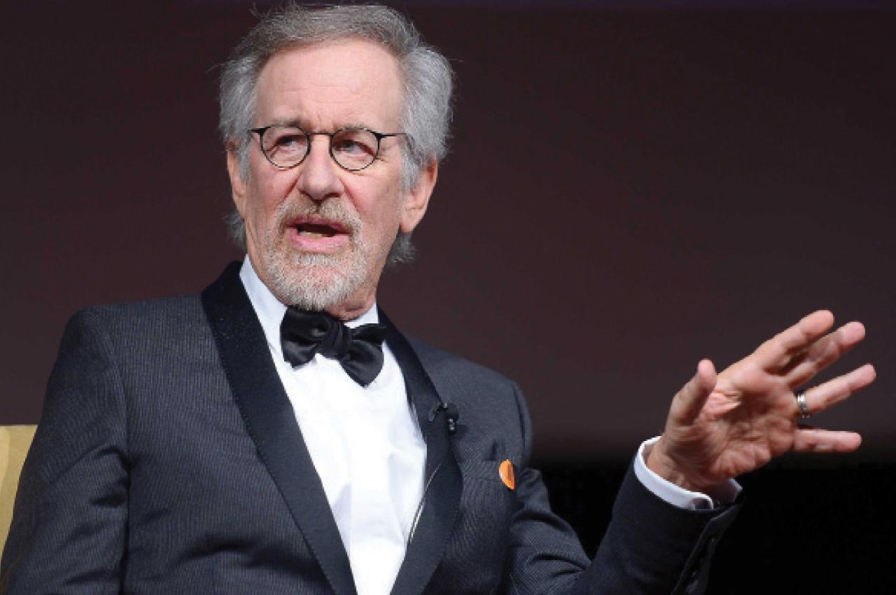 Steven Spielberg tiene una fortuna de 5.3 mil millones de dólares y se unió a la lista de multimillonarios en 1994. Fue el primer director en lograrlo, después de una serie de éxitos que incluyeron Jaws, Jurassic Park y La lista de Schindler. El director negoció para obtener un porcentaje de las ventas brutas de sus películas, y todavía obtiene una parte de cada entrada vendida en los parques temáticos de Universal gracias a Indiana Jones.