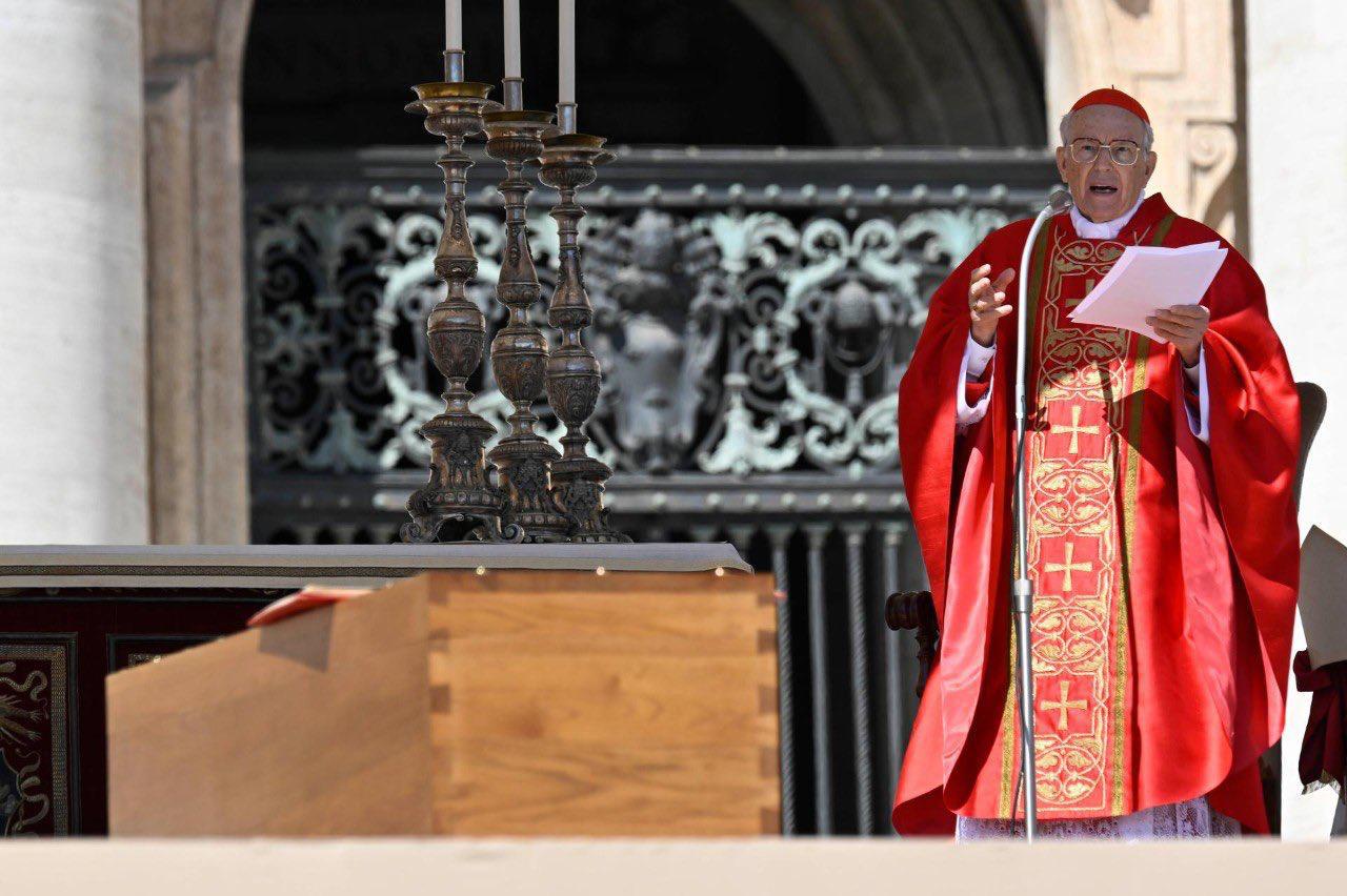 Durante la homilía, el cardenal Re destacó el legado de Francisco como un pastor cercano, defensor de los pobres y promotor de la paz y el diálogo interreligioso.
