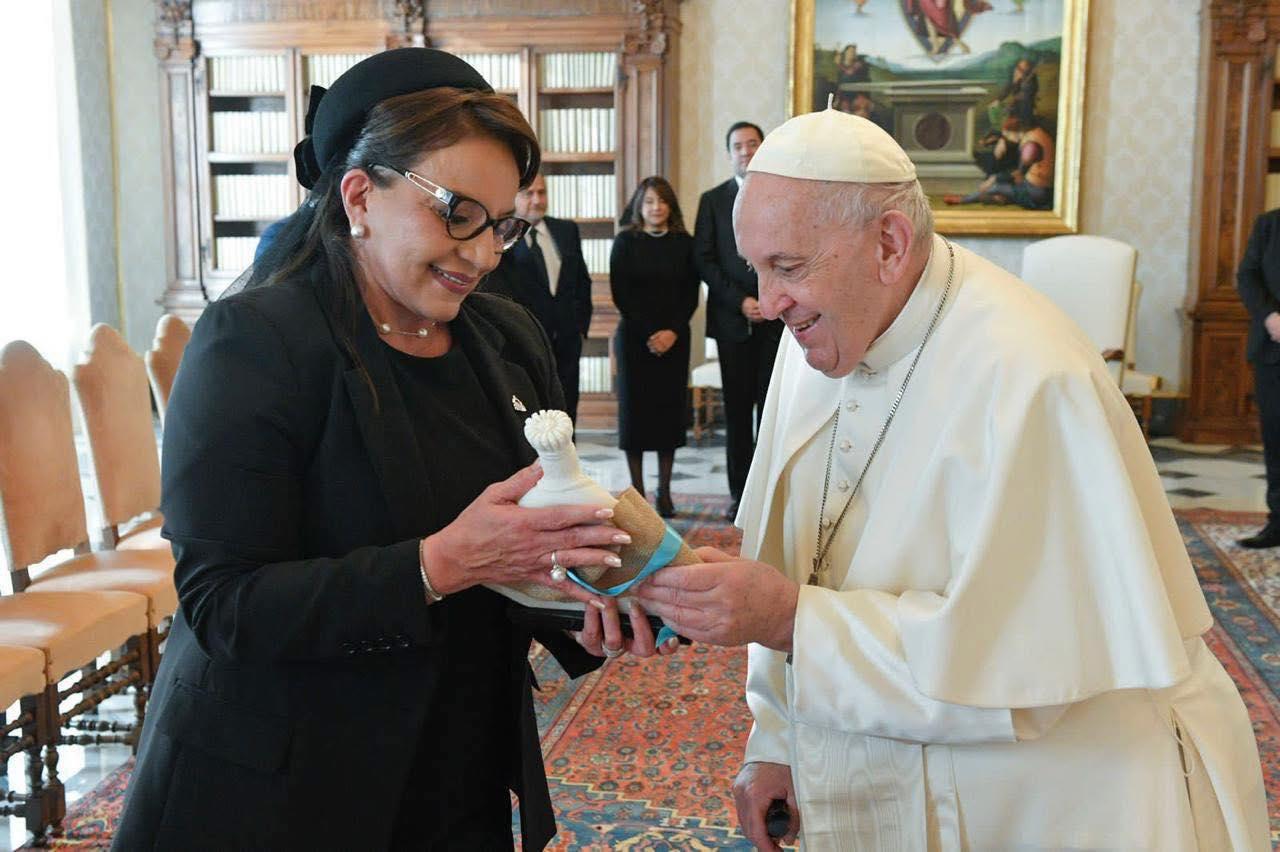 <b>Xiomara Castro: </b>Presidenta de Honduras, la primera mujer en liderar su país, comprometida con la justicia social.