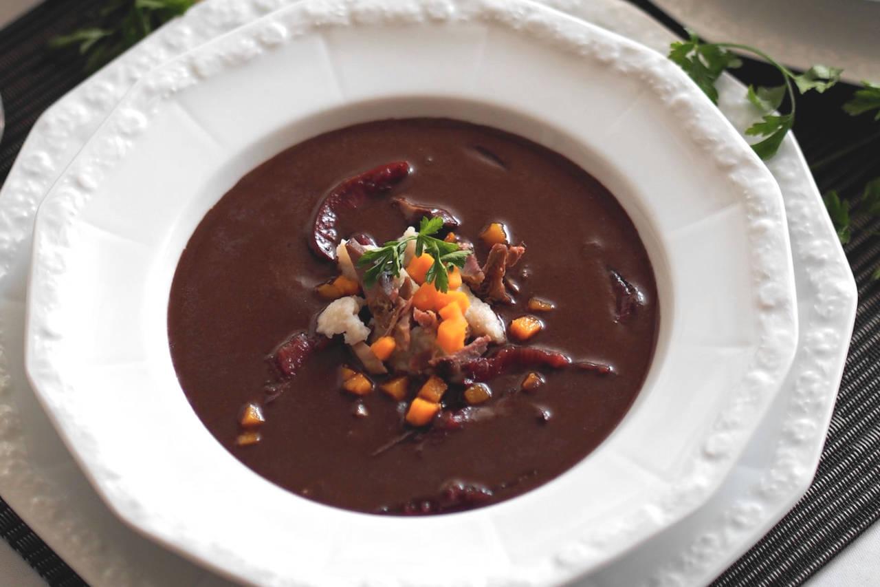 La czernina es una sopa tradicional de Polonia que se prepara con sangre de pato o de ganso que se conserva en vinagre hasta que no se coagule.