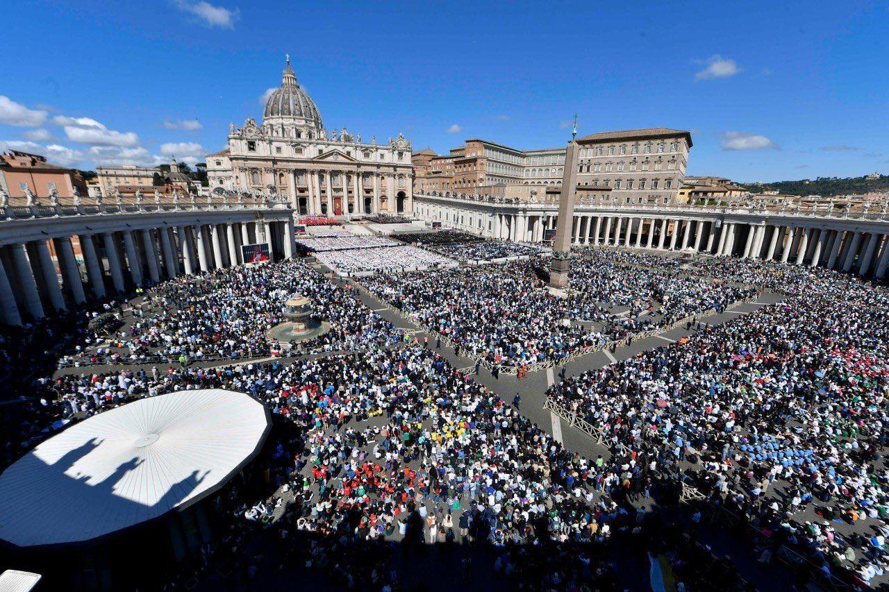 La ceremonia comenzó a las 10:00 a.m., siguiendo el “Ordo Exsequiarum Romani Pontificis”, con las simplificaciones introducidas por el propio Francisco en 2024.