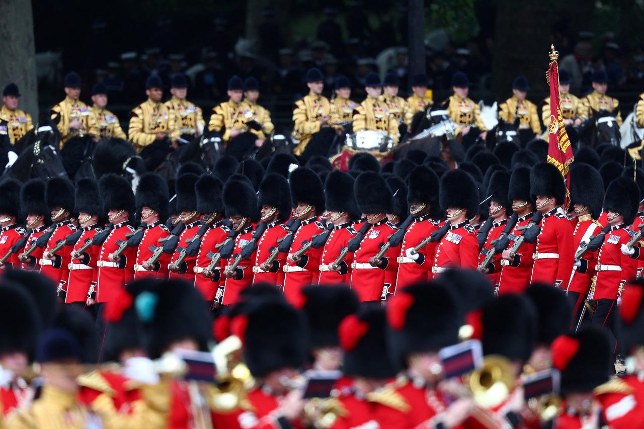 El Desfile de Estandarte, conocido en inglés como Trooping the Colour, es una ceremonia anual que conmemora el cumpleaños oficial del monarca. Esta marcha militar no se había podido realizar en los últimos dos años por el COVID-19.