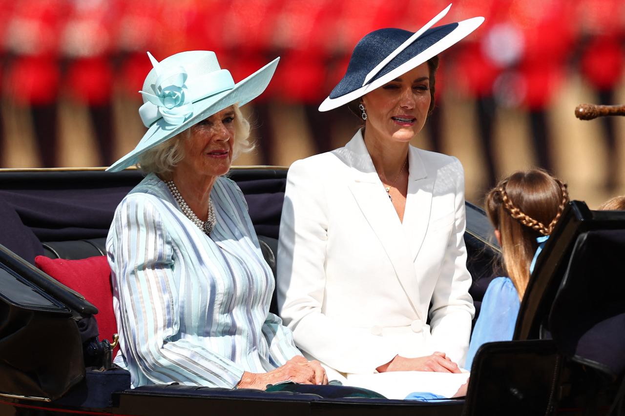 Diversos miembros activos de la familia real también desfilaron en carruajes durante la ceremonia. 