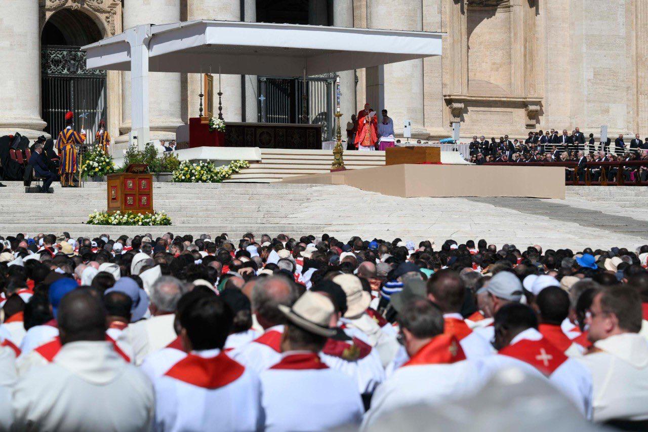 La ceremonia también contó con la participación de migrantes y refugiados, invitados personalmente por el Papa, en línea con su enfoque inclusivo y humanitario.